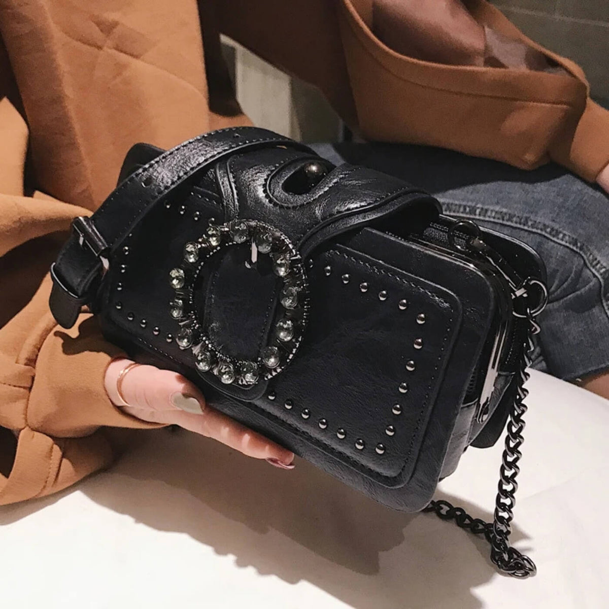 Véronique | Pochette Cloutée à Boucle