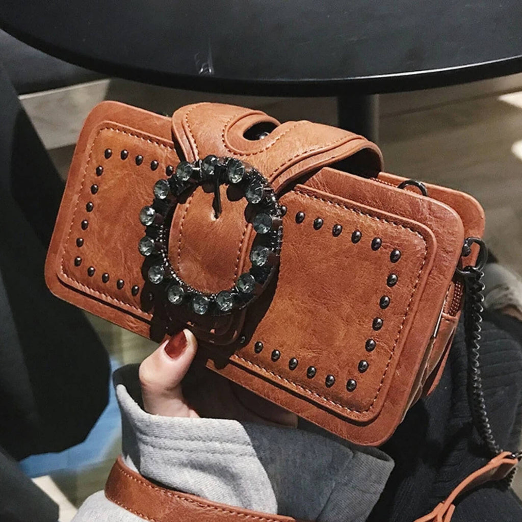 Véronique | Pochette Cloutée à Boucle